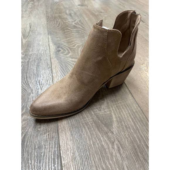 PIERRE DUMAS Shoes - NEW PIERRE DUMAS women's westin bootie in taupe